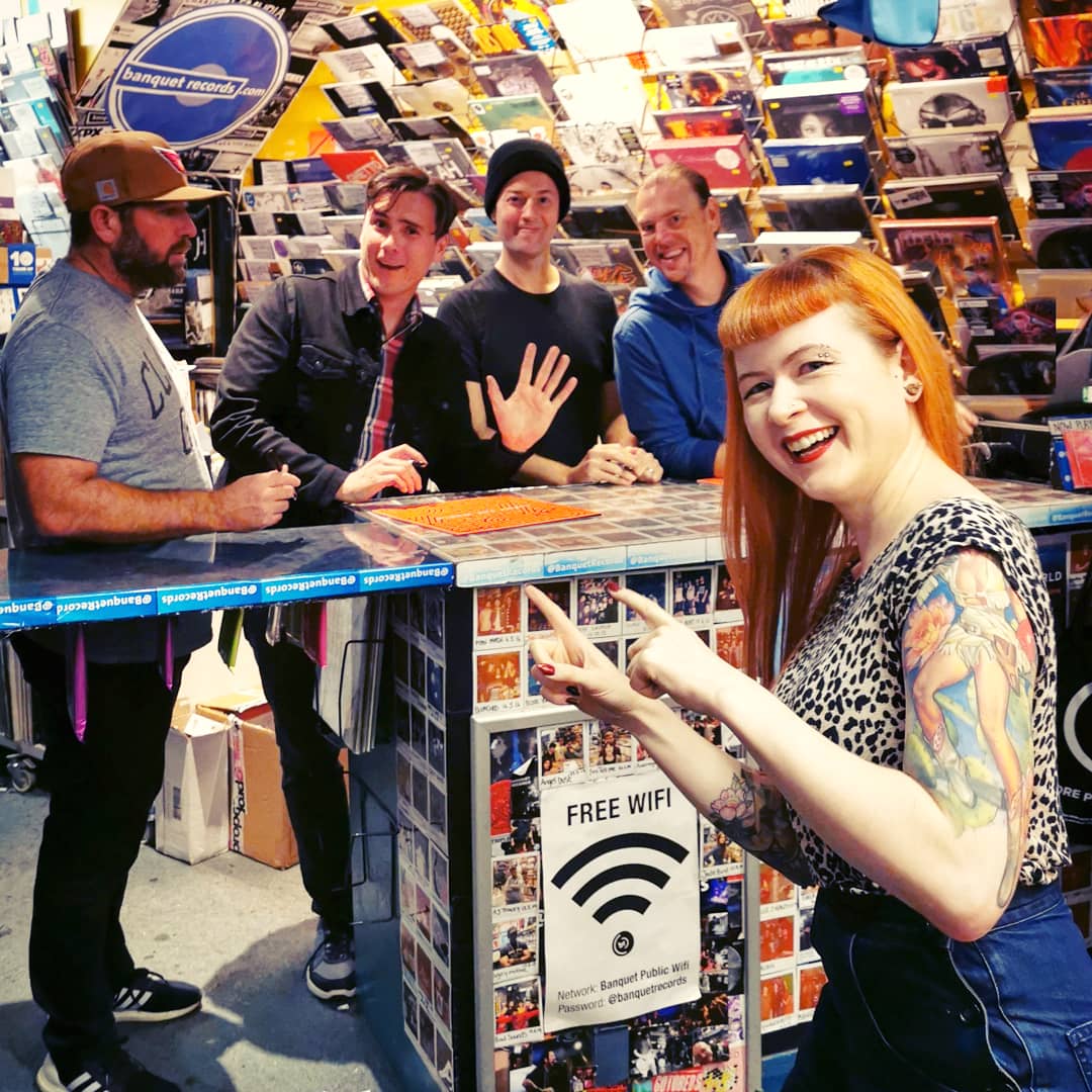 StephanieJay_UK's tweet photo. Yayyyyyy @jimmyeatworld ๐
At @BanquetRecords
#bunchofbabes #babetastic #babealicious https://t.co/VYdkDiJxus