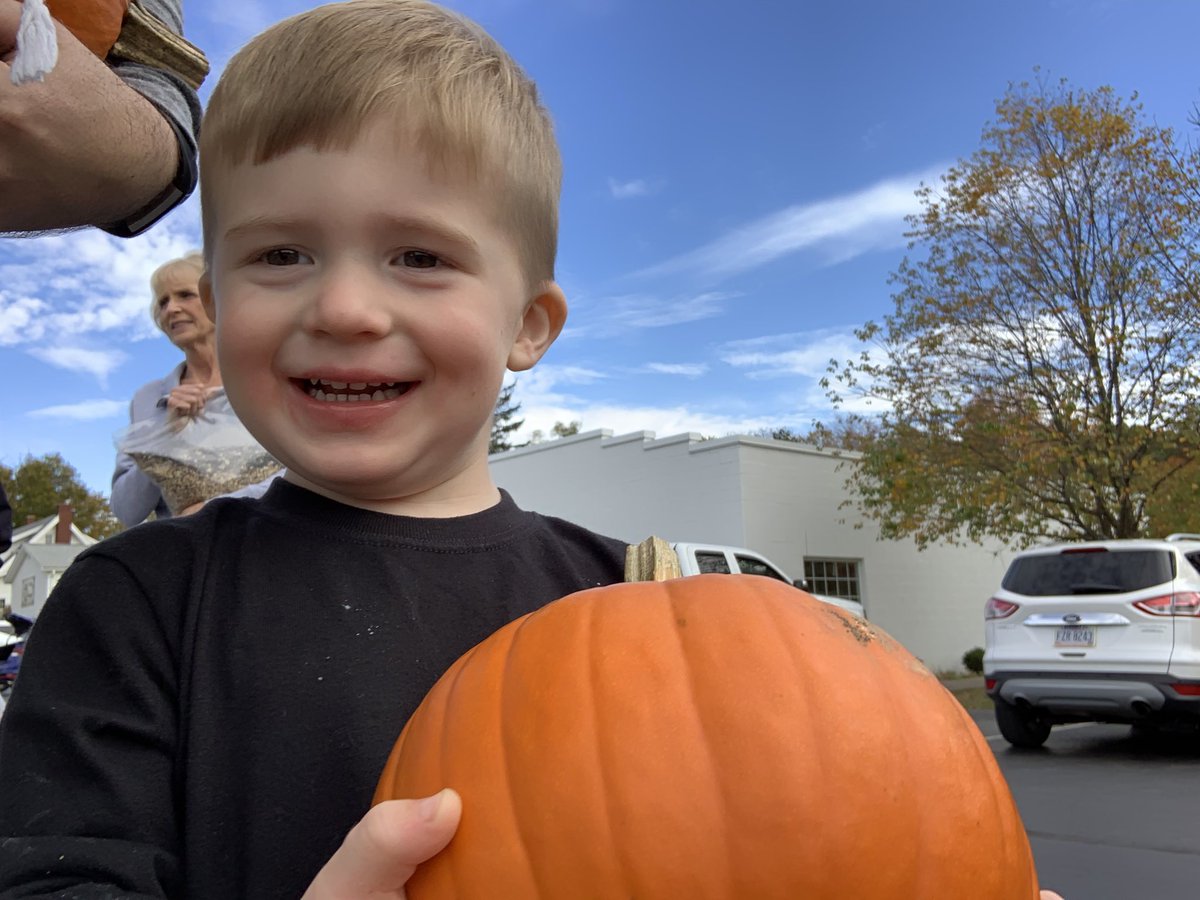MrGriffisSHS's tweet photo. Enjoying this beautiful fall weather with the fam today! #pumpkins #fall #smilesaround #countrymaid #icecream #applefarms #weekend https://t.co/cPTtl72Hz5
