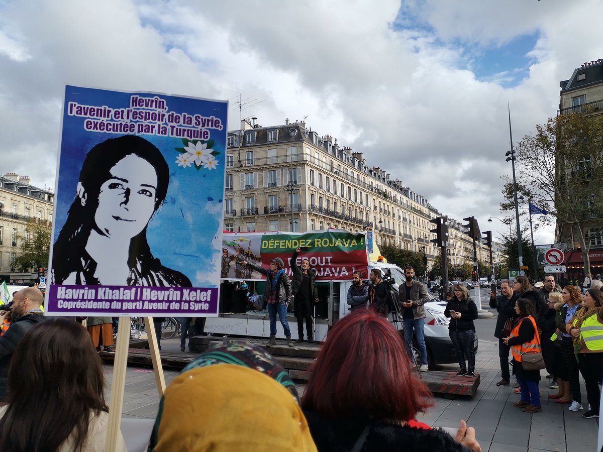 Le_CDKF's tweet photo. A l'occasion de la manifestation ce samedi pour le #Rojava, un hommage remarqué a été rendu à #HevrinKhalef, Coprésidente de parti Avenir de la Syrie, sauvagement exécutée le 12 octobre, à l'âge de 35 ans, par des mercenaires djihadistes alliés de la Turquie.
#DefendRojava https://t.co/6GEeaUZjQS
