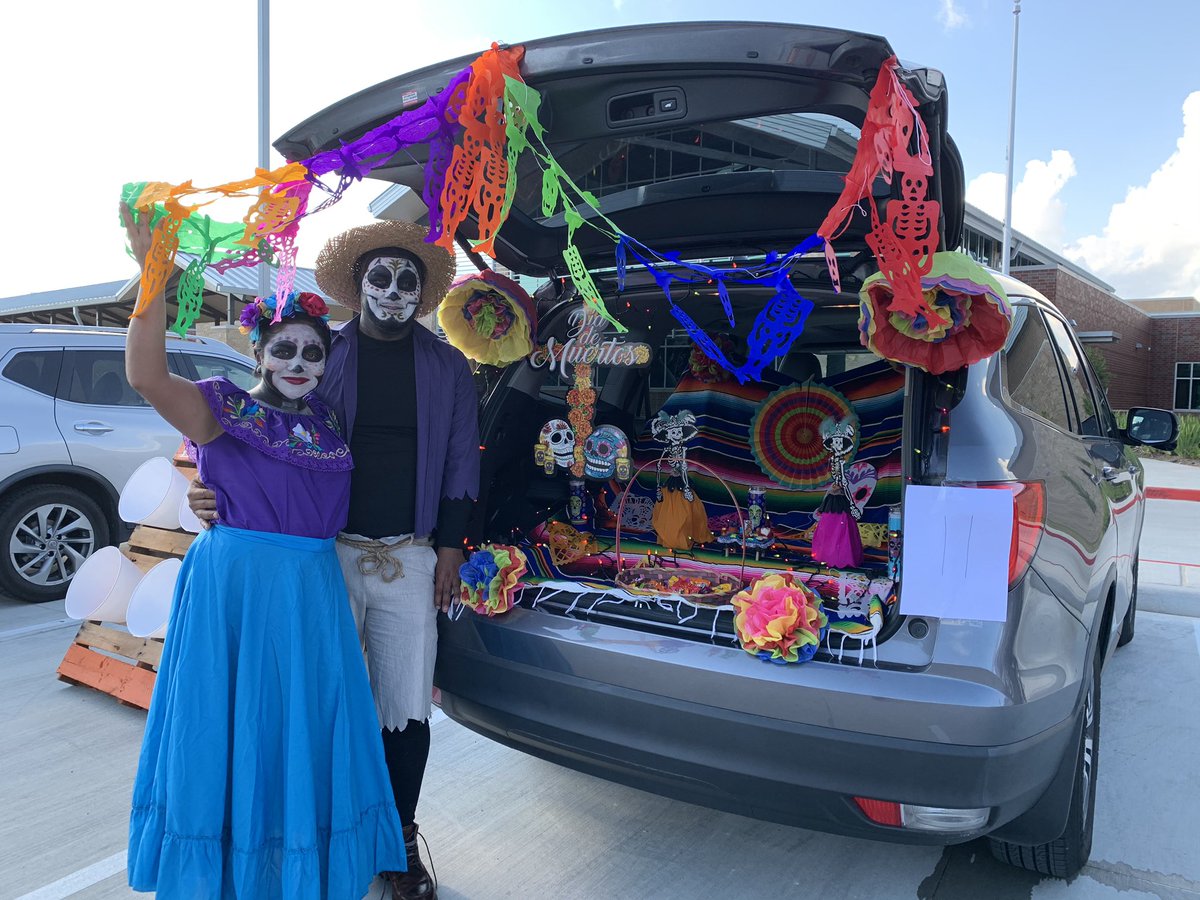 cjacobsenLCE's tweet photo. #Lce_mustangs #trunk or treat smiles https://t.co/OdZp79FP0A