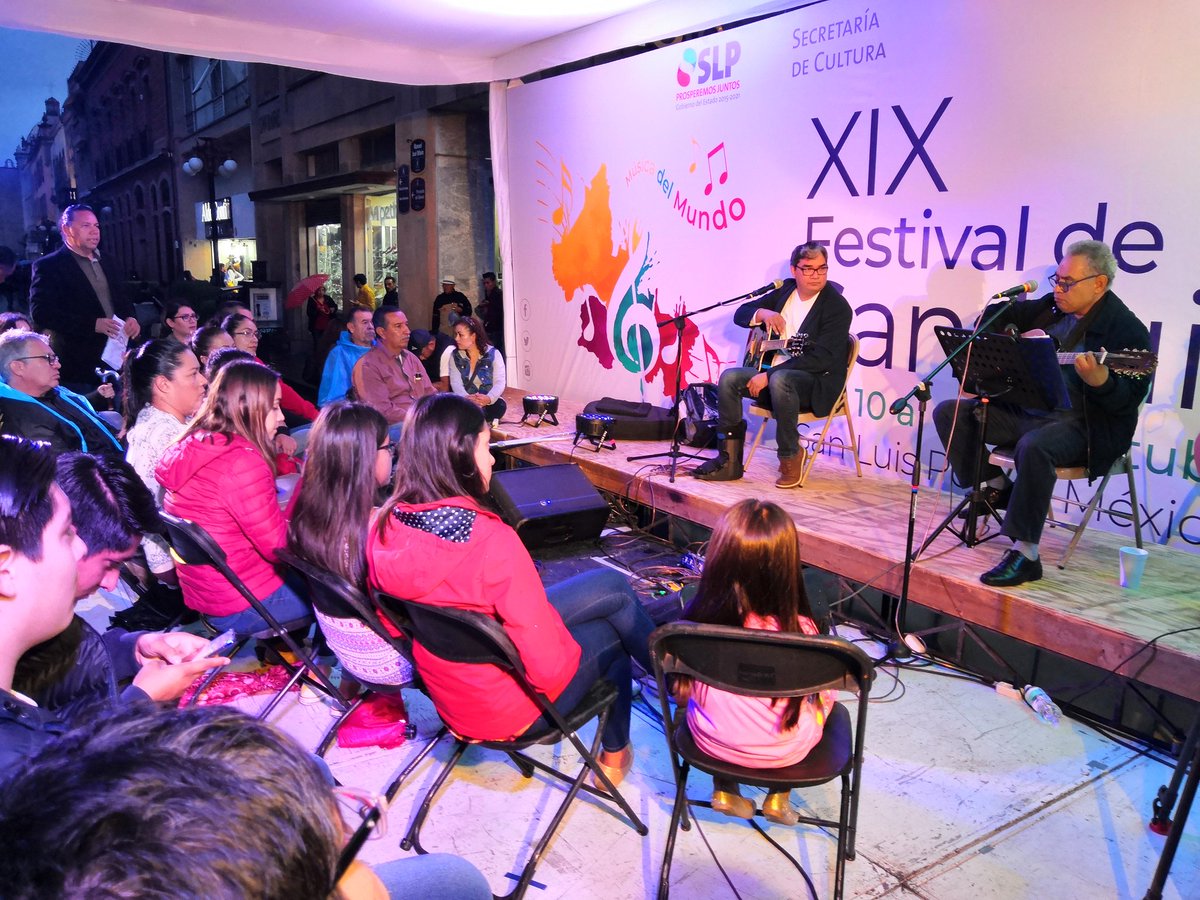 festivalsanluis's tweet photo. 🎼🎷 #AlMomento:
Con un retraso debido a la lluvia que está tarde cae sobre el Centro Histórico y gran parte del estado, Armando Chacha, compositor e intérprete jarocho así como el cantautor potosino Félix Díaz, dan inicio con su presentación en la Plaza de Armas. https://t.co/LwhY5JGMIC