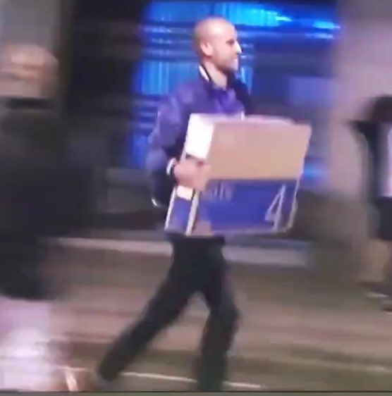 ____tuan's tweet image. Ahora se les ve muy contentos con su televisor robado, pero y el mal rato que van a pasar cuando tengan que tirar la caja y no tengan contenedor de cartón porque lo han quemado.