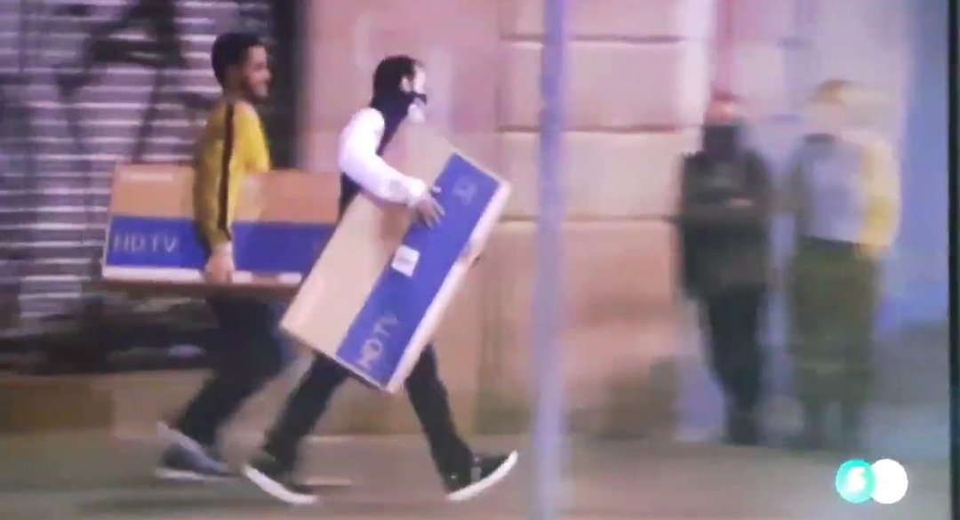 ____tuan's tweet image. Ahora se les ve muy contentos con su televisor robado, pero y el mal rato que van a pasar cuando tengan que tirar la caja y no tengan contenedor de cartón porque lo han quemado.