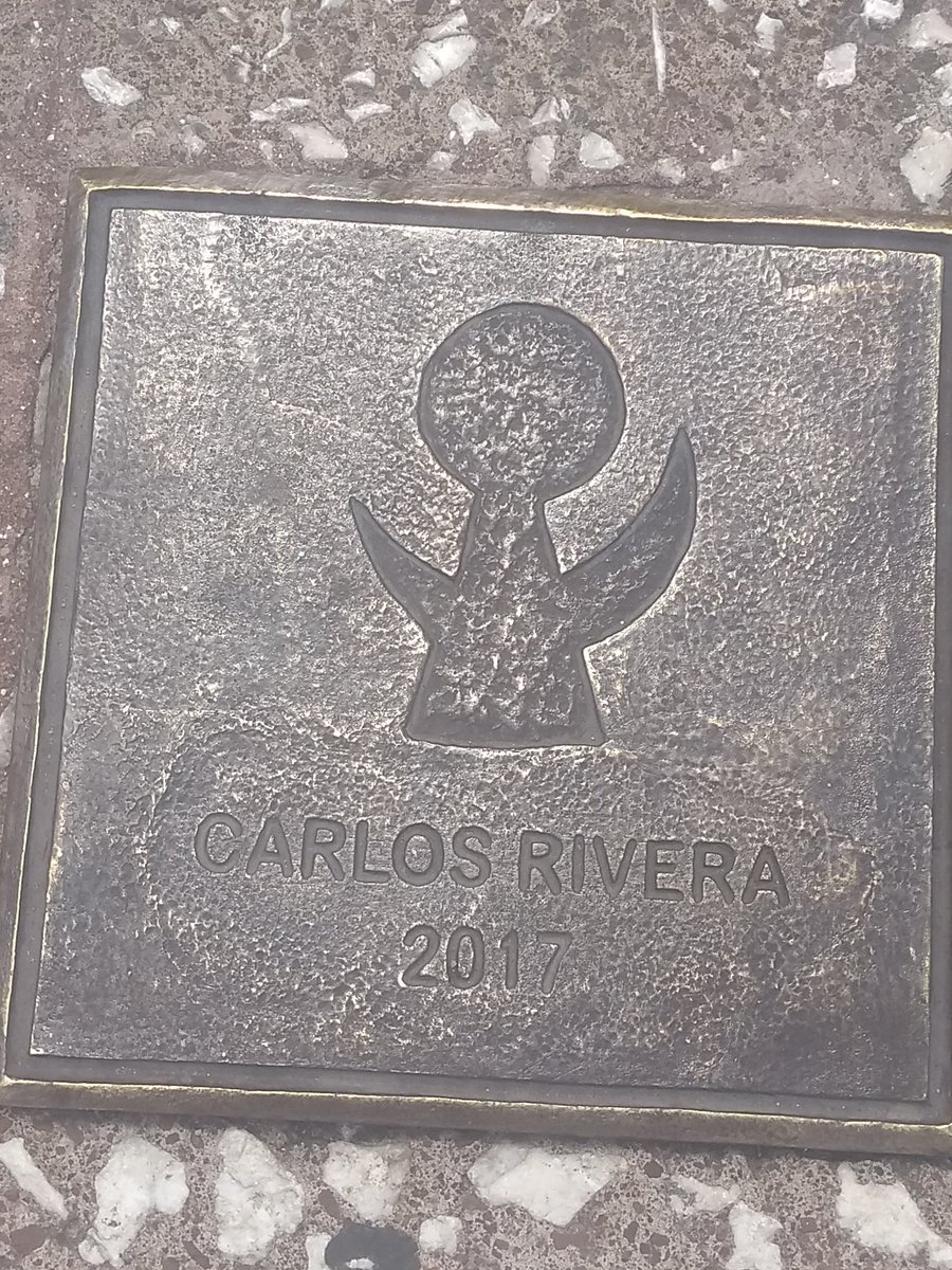 mizhdine's tweet photo. Pues ya no alcance boletito para verte @_CarlosRivera 😞 pero al menos encontré esto 😍 https://t.co/GLpKvwiKtU