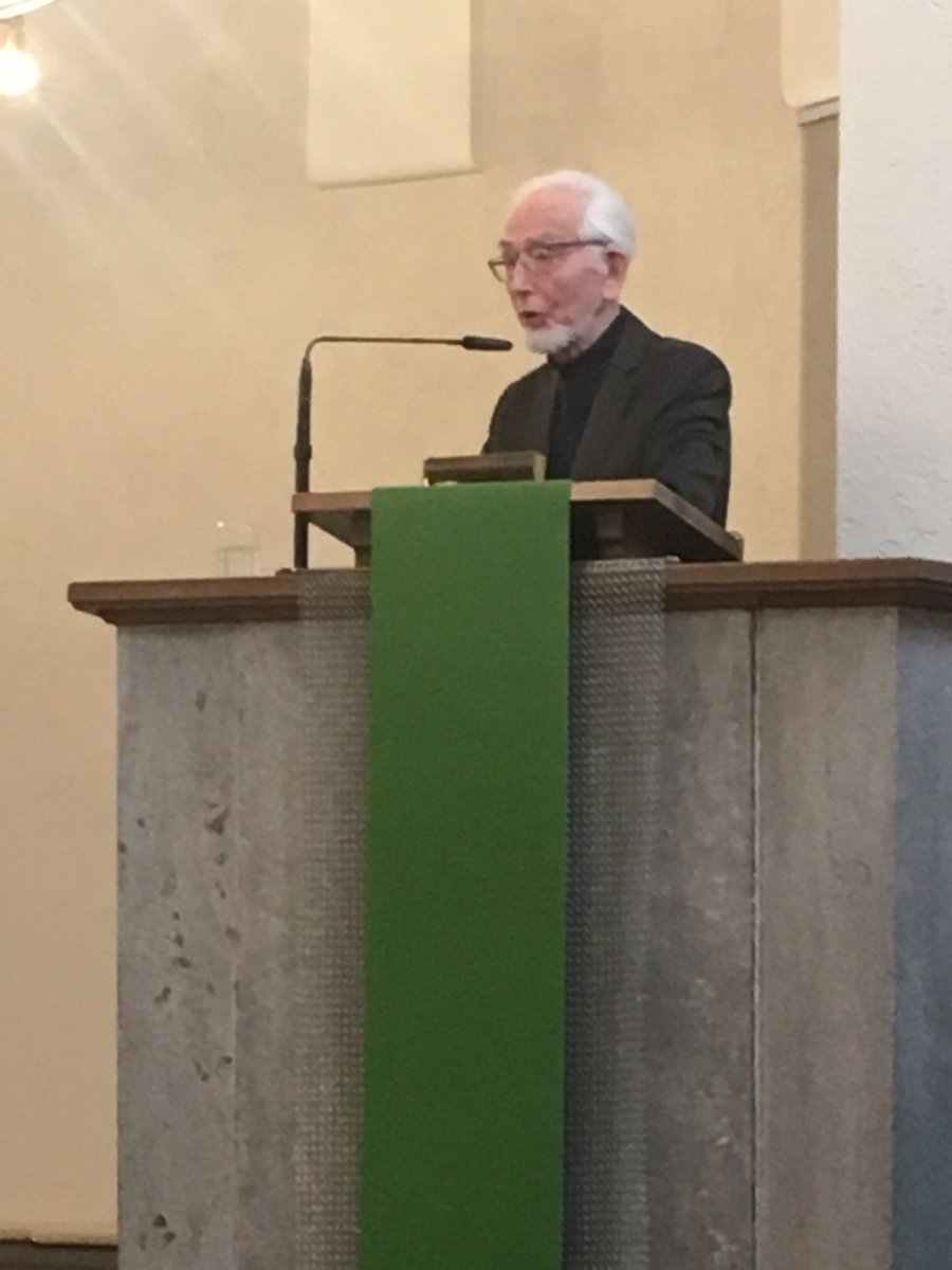 fraufeine's tweet photo. Am 17. März 2019 gab #ErhardEppler sein Amt als Schirmherr für den #amospreis der @OffeneKircheOK an @daeublehe ab (hier bei der Abschiedsrede in der Erlöserkirche Stuttgart). Heute ist dieser beeindruckende Politiker mit 92 Jahren gestorben. https://t.co/1mJIAR75Re