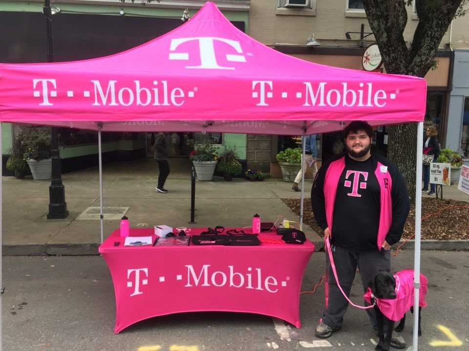 DeejGrande's tweet photo. Successful day at the festival with @austin_causby and our T-Mobile pup! That cape alone proves they’re ready for business in some chilly weather. Do you eat mush?! If you don’t, give it a delicious try! https://t.co/ptVbTdn05d