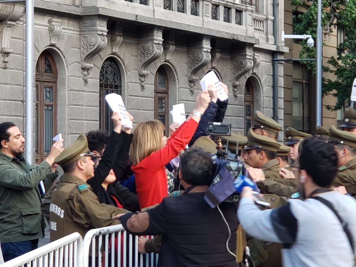 kennysubiabre's tweet image. Parlamentarios de oposición intentan entrar a La Moneda siendo impedidos por Carabineros!