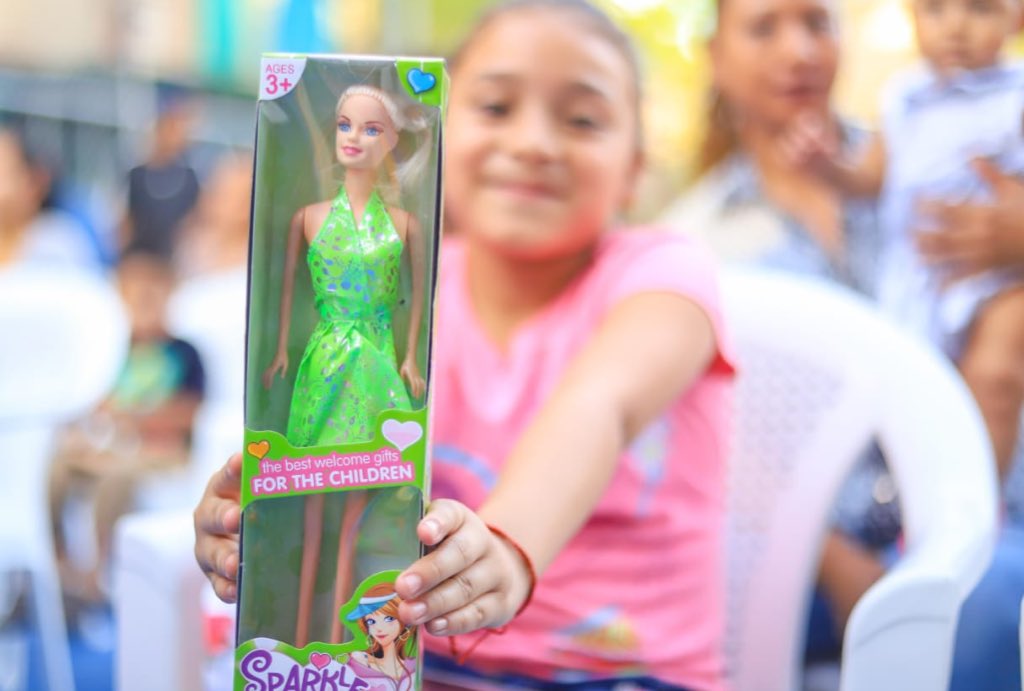 emuyshondt's tweet photo. Hoy celebramos una fiesta infantil para más de 500 niños en el Centro Urbano Lourdes Norte, en el Distrito 6 de San Salvador, donde además entregamos la nueva cancha remodelada de ese centro poblacional.
#SSesTuyo https://t.co/s8n6ZV72sW