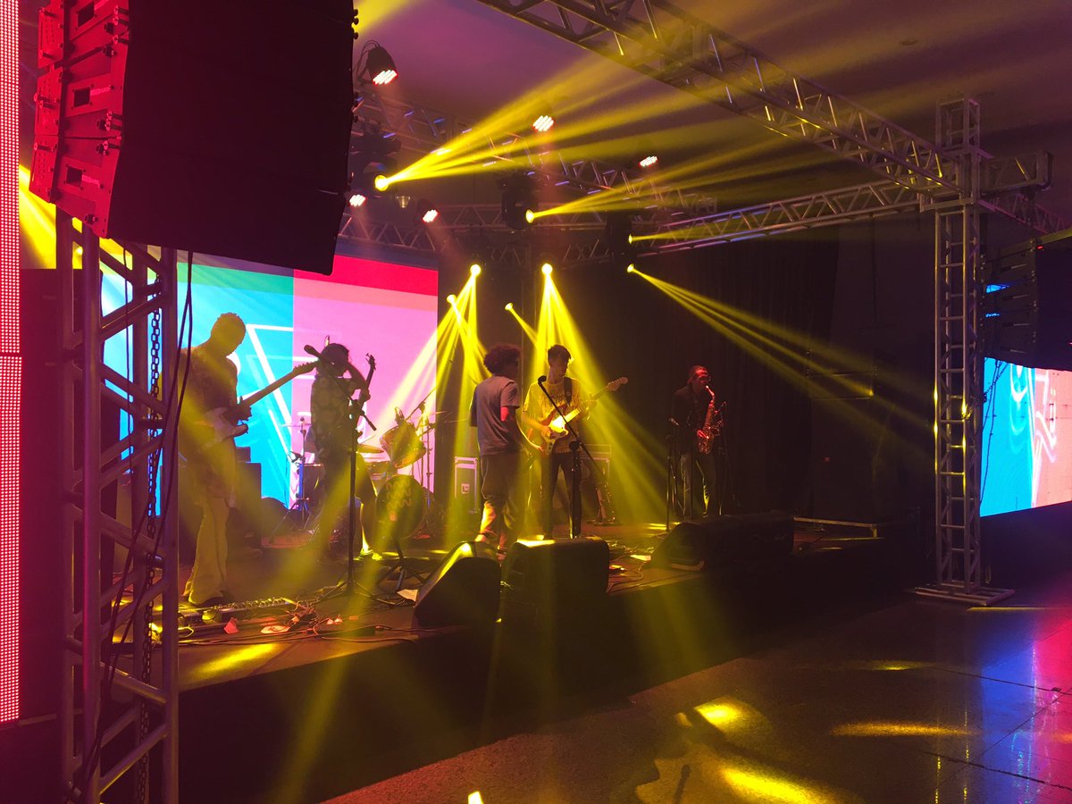T1_Noticias's tweet photo. #BemAli - A banda @bandasopru foi a primeira a subir ao palco do festival de música Bem Ali, que acontece na noite deste sábado, 19, na Capital. https://t.co/kXxaAGcyy6