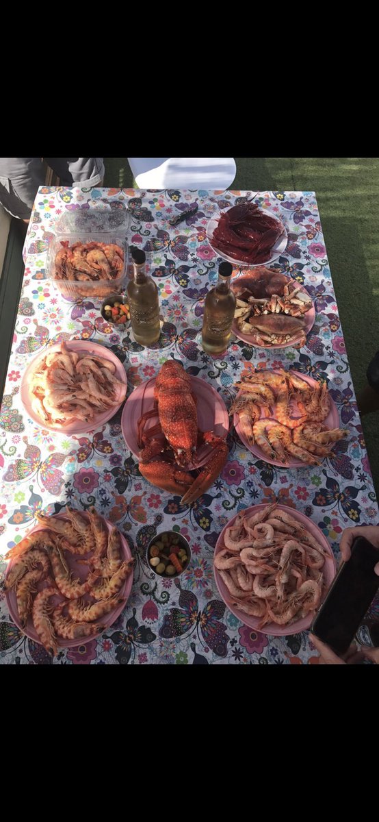 Acuatro4's tweet photo. Que sigan tirando adoquines en Barcelona. Que yo sigo tirando cubos de cáscaras de marisco mientras vive y se feliz. https://t.co/5ApbVCt81v