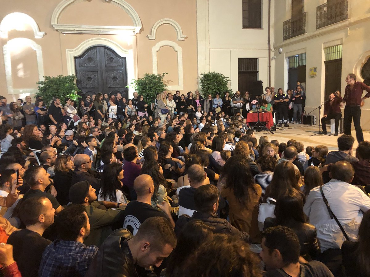 MCilloccu's tweet photo. Meno male che #SaRuga c’è.
A #Cagliari arriva il Festival degli artisti di strada e come ogni anno è un successo. #Cagliaritursmo https://t.co/GIKl24vDeC