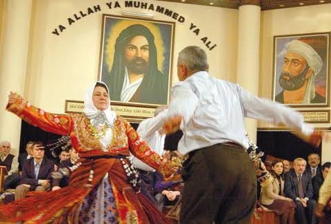 Şehit astsubay Kenan Ceylan
Şehit er Barış Aybek
Şehit er Özkan Ateşli

Üçü de alevi.
Üçünün de cemevindeki cenazesine devlet ve asker katılmadı. 

Vatanın için şehit olabilirsin,
Ama alevi olmak yasak..!

Bu nasıl bir kör zihniyettir?

#pazar