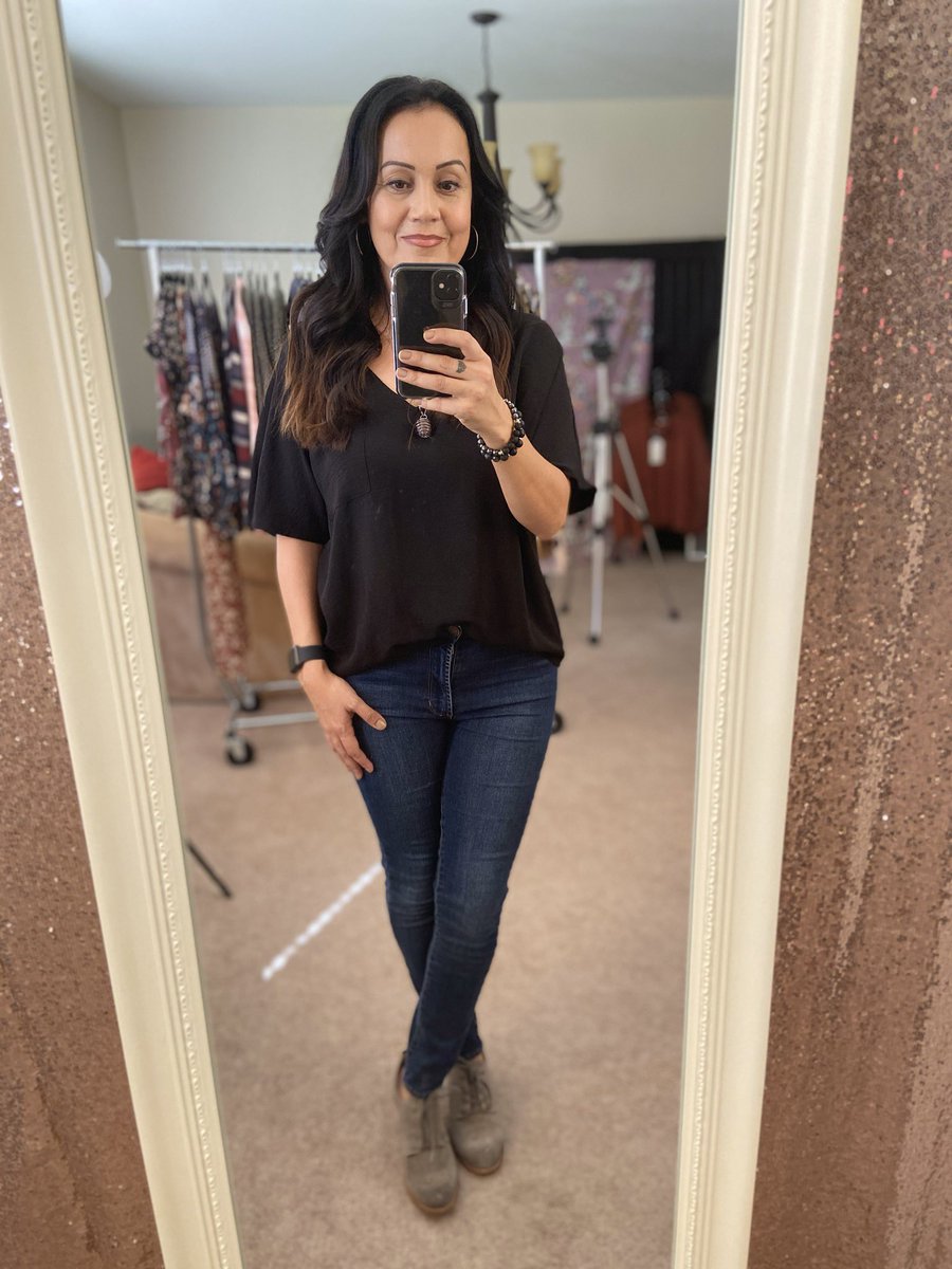 BonVBoutique's tweet photo. How you doin’? 💁🏻‍♀️😉🤗🛍
•
#bonvboutique #shopsmall #smallbusinessowner #boutiqueboss #socalboutique #casualchicstyle #GirlBoss #SelfieSaturday #LinkInBio https://t.co/FNryo5cShJ