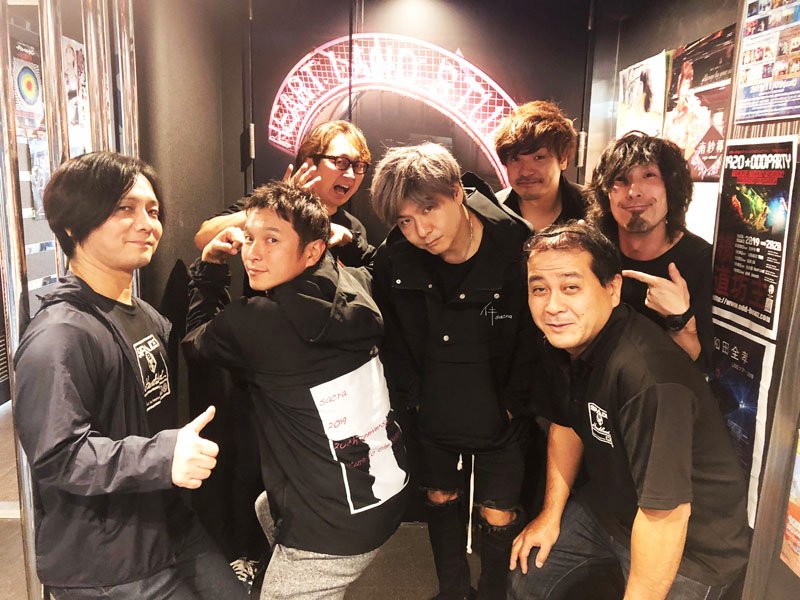 sacra_official's tweet photo. sacra結成20周年記念ワンマン名古屋HeartLand公演に、全国各地からご来場くださった皆様、
Gt.アオキサトシさん、Dr.中村皓さん、Key.長代憲治さん、
ハートランドのスタッフの皆様、ありがとうございました！！
📷デビュー前からお世話になっている斎藤さん、酒井さんと😊
次は、11/16渋谷GUILTY！😃 https://t.co/SkWsvUh0d0