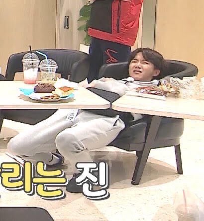 canzaynnot's tweet photo. hobi is tiny and i won’t let y’all forget that https://t.co/pZwZ5h467A