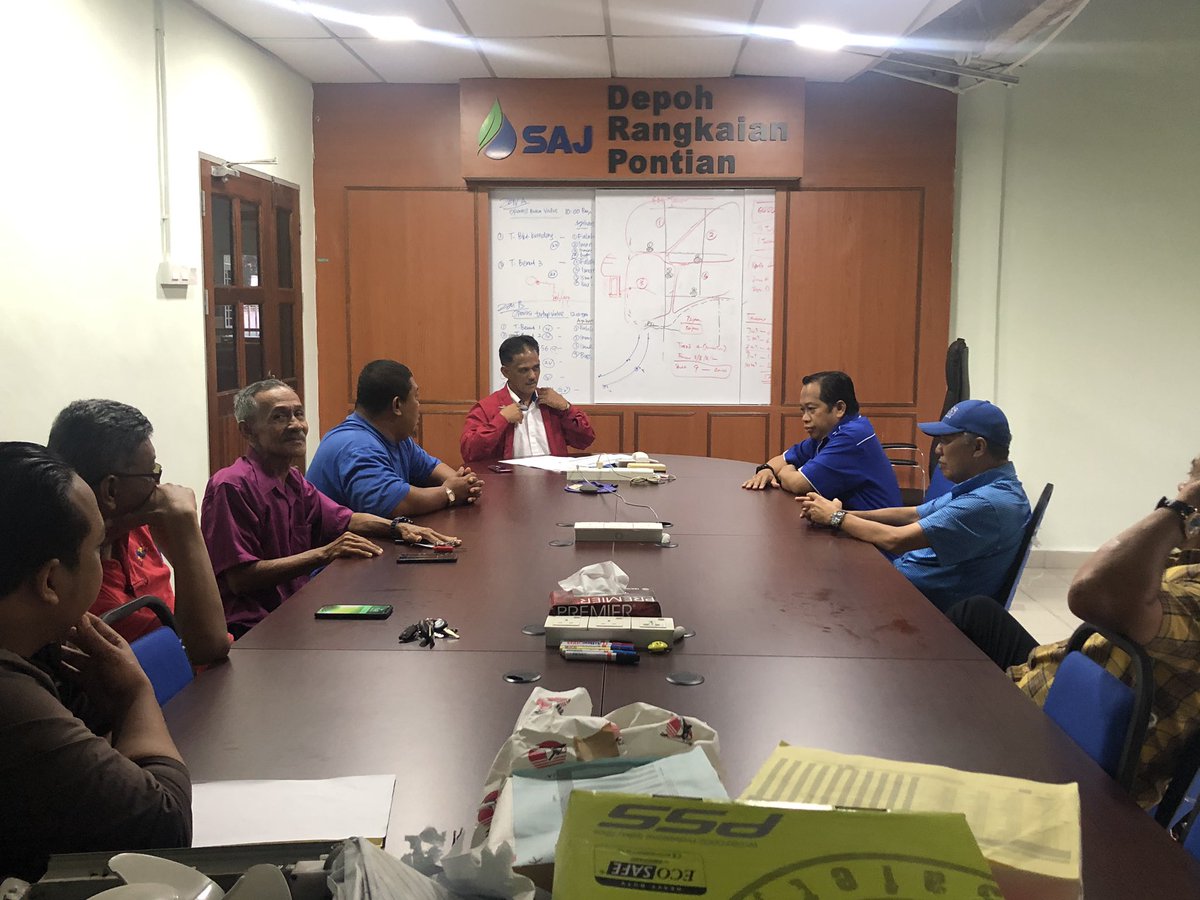 ahmadmaslan's tweet image. 2 kali dlm sebulan saya lawat #SAJ Syarikat Air #Johor tanya isu air dicatu

Lebih 14 ribu keluarga merana catuan air di #Benut, #AyerBaloi, #Api2 dll kws

Pengurusan Aset Air Bhd PAAB bawah #MOF @guanenglim, #SPAN, JBA, SAJ wajar selesaikan masalah empangan #Machap #SpgRenggam❗️