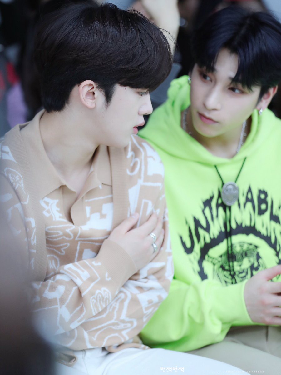 Twinkle_0922's tweet photo. 191019 서울패션위크 
두 사람은 뭔가 귓속말로 소곤소곤한다🧐
#X1 #엑스원 #김요한 #요한 
#KIMYOHAN #YOHAN https://t.co/uF5817TFEw