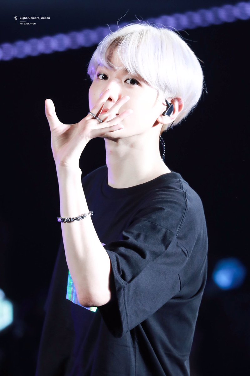 LCABBH0506's tweet photo. 191018  👋🏻👋🏻👋🏻👋🏻
#백현 #BAEKHYUN @B_hundred_Hyun https://t.co/kQpOQDyiSF