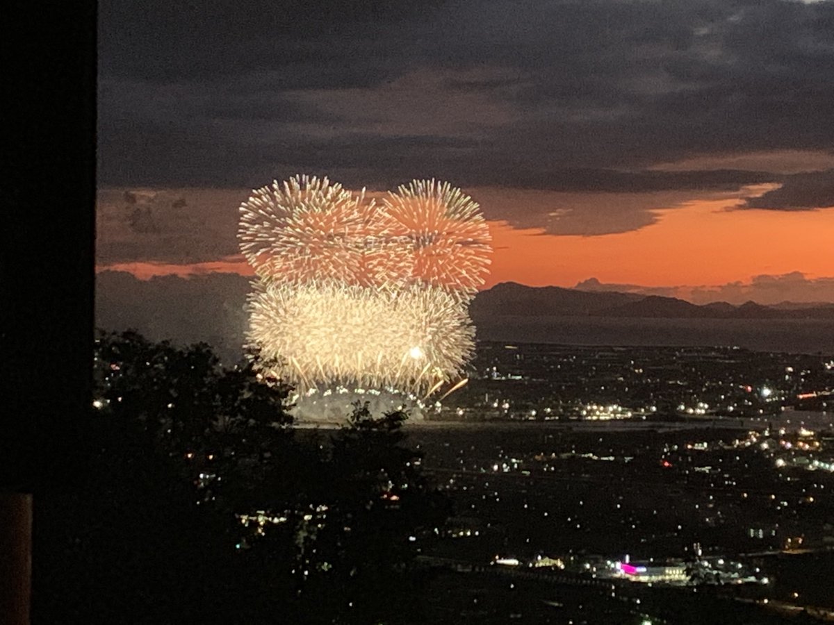 yurumental's tweet photo. 八代の花火大会⸜(๑'ᵕ'๑)⸝
今年は会場行かず、とあるおやまの上から。全景見えて良い感じー( ˘꒳​˘ )
#八代花火大会
#令和元年 https://t.co/1xbOIuApeu