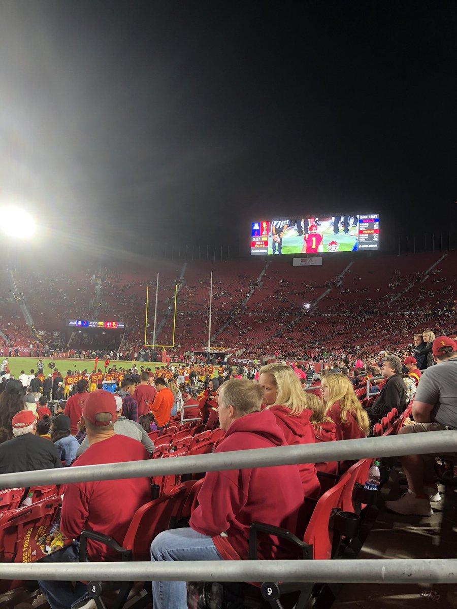 Kaylu07's tweet photo. Yeah, I know, traffic in LA sucks, and it sucks really bad after a game, but when your struggling team is having a good game and this is all that’s left to celebrate the win, it’s pretty crappy. Do better for your team. #USC #FightOn #AllWeatherFan #USCvsAZ https://t.co/3x1PsqvUWa