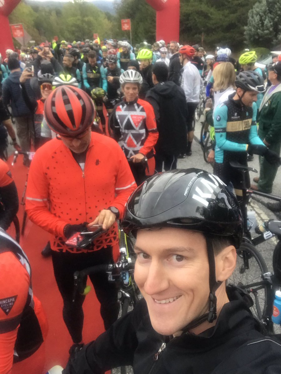 coponabike's tweet photo. When you’re at a redlight before #sunrise and the driver beside you blows the horn, the last thing you expect to see is @ghincapie motioning you to roll your window down to make sure the forecast isn’t giving you second thoughts about #riding in @hincapiesports #granfondohincapie https://t.co/2oOO2E8PpY