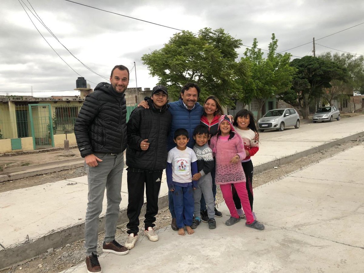 DARIOMADILE's tweet photo. #SábadoPorLaTarde
Junto al intendente @GustavoSaenzOK , saludamos a los vecinos de la zona sudeste. 
Gracias por el cariño y por compartir con nosotros las ideas para mejorar sus barrios! 🤗 #Lista221 #TocáElPonchito ❤️ https://t.co/KRiJY8xZRg