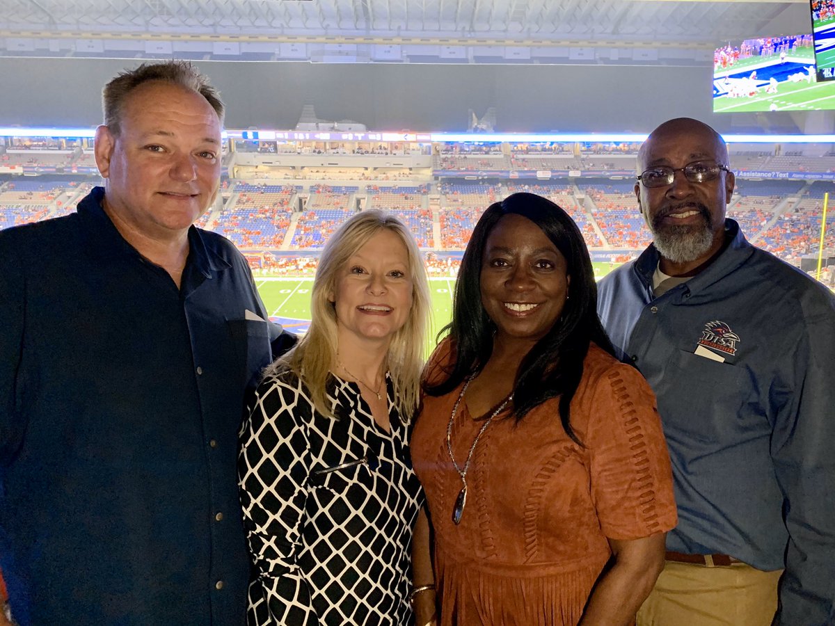 UTSAFamily's tweet photo. Proud families are connecting at Homecoming! Families of Hunter Kim - Mr. #UTSA 2019 and Cambriege Wesley newly crowned - Mr. #UTSA 2020 π§‘π #utsafamily #raisingleaders #UTSAHC19 https://t.co/f8ZIJfyvIX