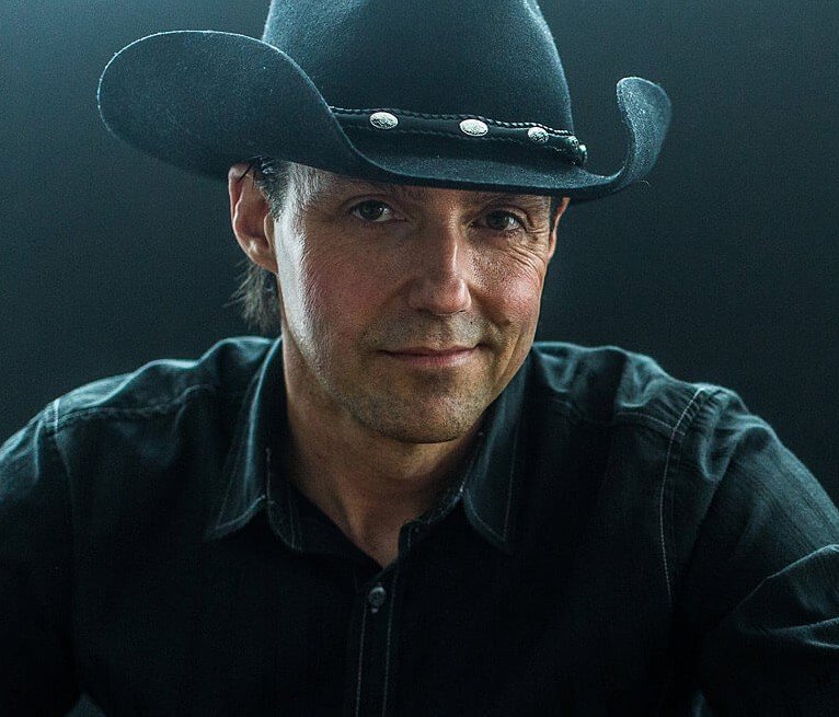 🤠 Prix “Auteur-compositeur de l’année” remis à <a href="/Laurie_LeB/">Laurie LeBlanc</a> 

➡️ L’auteur-compositeur-interprète Laurie Leblanc, est un incontournable de la musique country depuis de nombreuses années pour le plus grand plaisir de son Acadie natale.
#Galacountry2019 #CelebrationCultureCountry