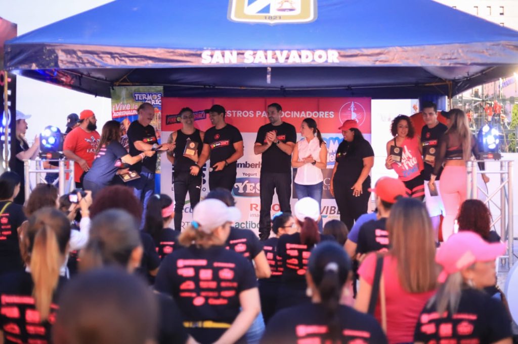 emuyshondt's tweet photo. Pink Zumba en la Plaza Salvador del Mundo. Junto a la Liga Contra el Cáncer apoyamos la concientización y a todas esas mujeres luchadoras y valientes.
#SSesTuyo https://t.co/qBNmwkoOUh