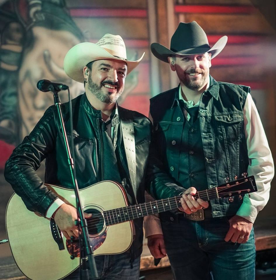 🤠 Le prix “Groupe de l’année” est décerné au duo Mack et Ro.

➡️Premier trophée remporté par le groupe qui a sorti son album Romaine en 2018.

#Galacountry2019 #CelebrationCultureCountry