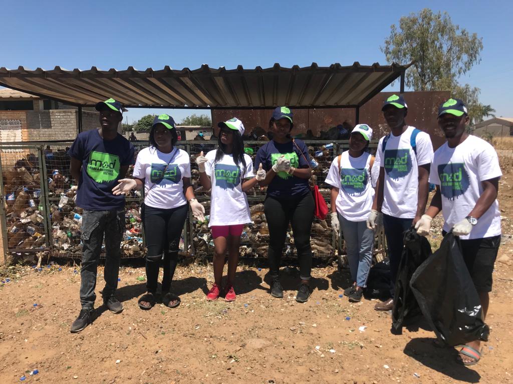 RecyclingZw's tweet photo. A clean environment begins with individual desire to be clean .
Clean communities healthy citizens.
Zvishavane and Gweru members at work  
#nationalcleanupcampaign
#MSUCU
#MidlandsState
#pasiNemararaPamberiNeHutsanana https://t.co/ZQ88mhiWME