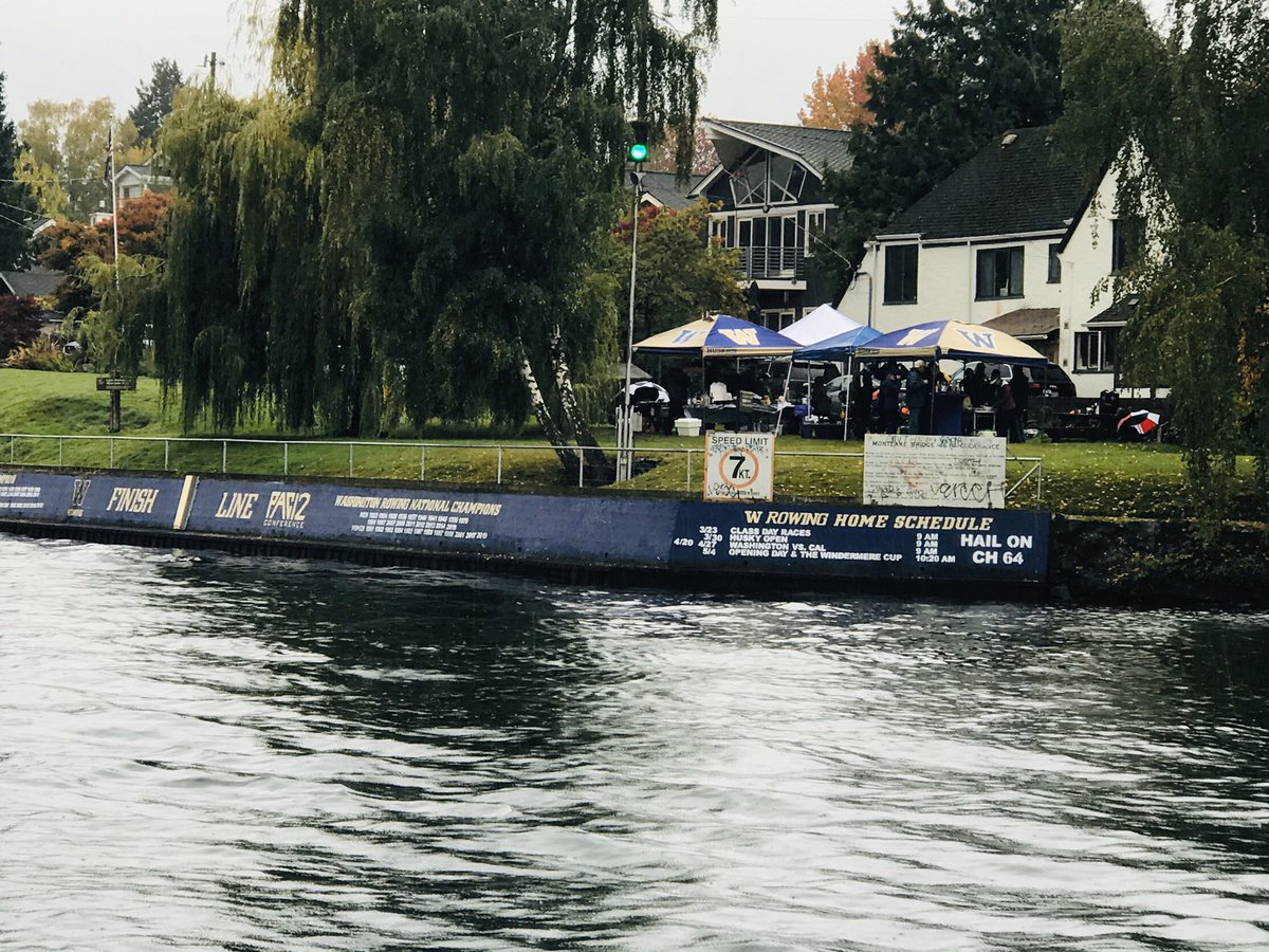 erecasner's tweet photo. I had a great time passing out some @DicksDriveIns Cheesburgers to the #Sailgaters today on Lake Washington’s Husky Harbor.  Even ran into former @UW_Football coach Jim Lambright on one of the boats. 

Thanks to @SeattleBoat for the ride👍🏾👍🏾🍔🏉 https://t.co/OE7Bl9AydF