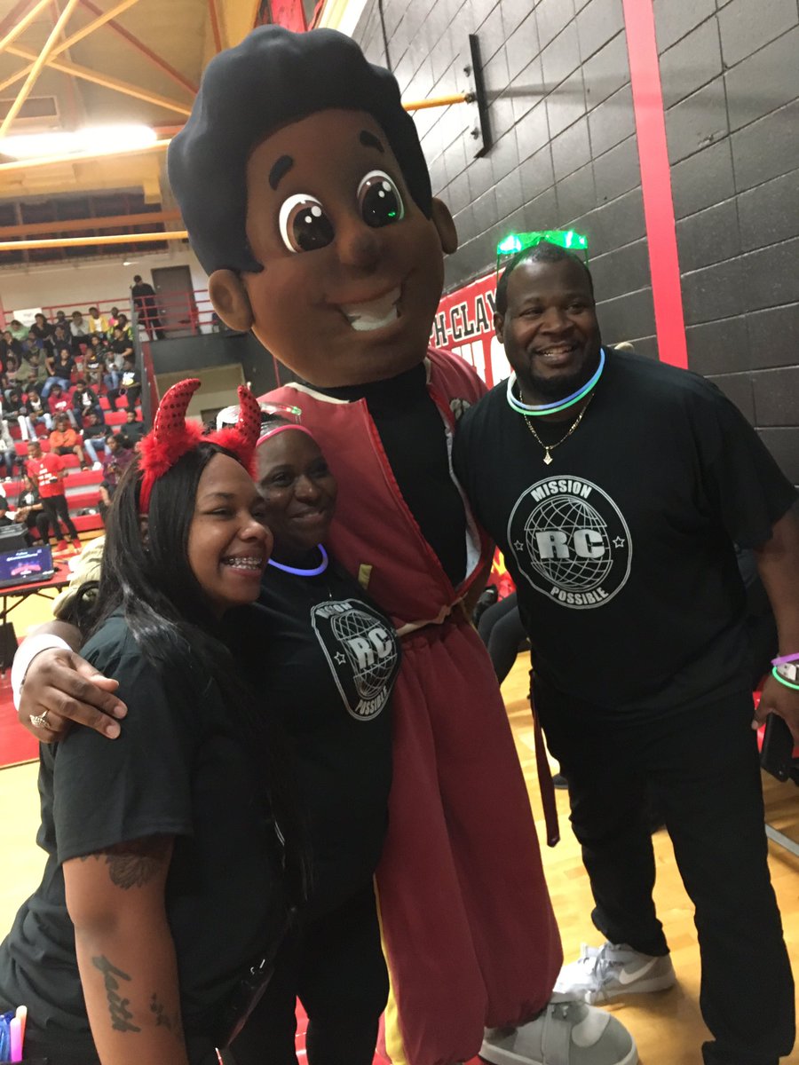Vincethewriter's tweet photo. Who said only kids love Cornbread? More pics from the district wide literacy event in Randolph-Clay School System. Thanks again Superintendent Tangela Madge for inviting us out to celebrate with you all. #SchoolVisit #CornbreadSeries #literacy https://t.co/KcxxTzizTM