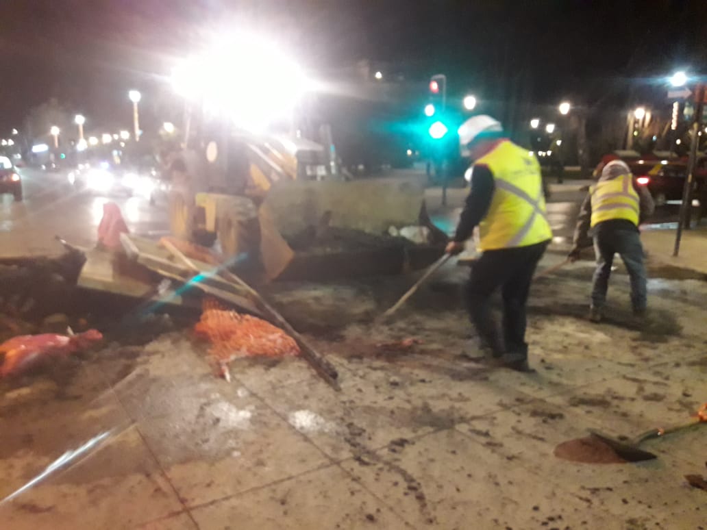 ClaudioRadonich's tweet photo. #PuntaArenas. Manifestación pacífica terminó x acción de grupos minoritarios con 5 detenidos, mujer herida por pedrada en rostro, daños a prop públ y privada. Viva la diferencia y el derecho a protestar, pero NO con violencia @munipuq limpia el centro @dondavor @biobio @CNNChile https://t.co/52wY93UkGx