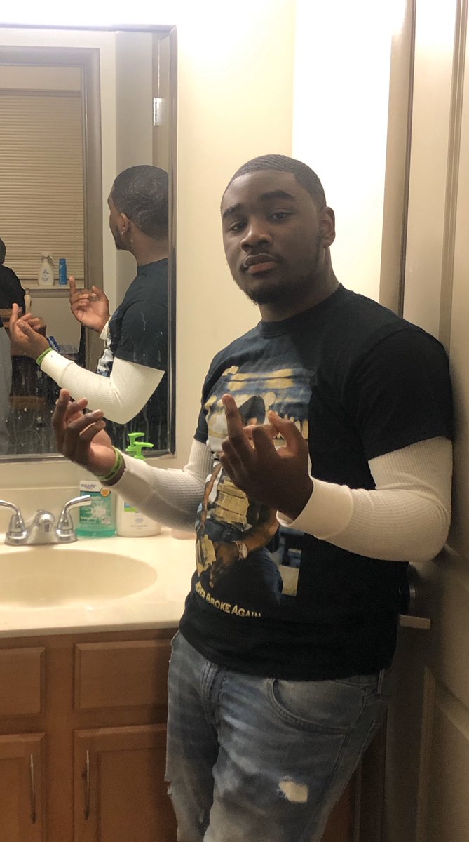 00ICE7's tweet photo. I feel no pain when I be high and I be fresher then a bitch ☔️🖤 #LongLiveNah #ForeverMyDawg #Jahworld 🖤 https://t.co/d85ckjWgaq
