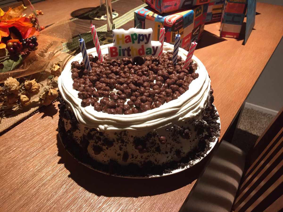 WayneStaffordTV's tweet photo. My wife reaallly knows the key to my heart..... it’s sugar 😍😆 if you can’t tell this cake is topped with bunch-a-crunch and Oreos 😲😲😲 she’s the best 😎 #BirthdaySweets #HappyBirthdayToMe #Im29 https://t.co/tUyIx9TCWh