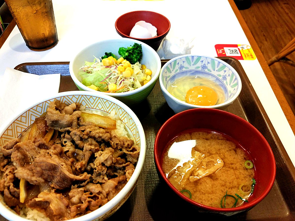 そらまめ ランチ日記 すき家で 牛丼ランチセット を食べました 牛丼 並 サラダ 味噌汁 玉子が付いて 通常価格580円が 今だけ500円 すんごい得した気分のはんぺん 紀文じゃい ランチ日記 牛丼ランチセット 牛丼 サラダ