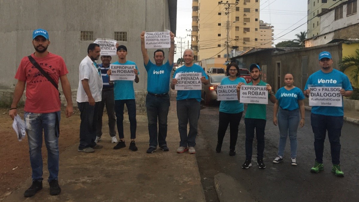 pgalvisve's tweet photo. Debemos estar alertas el #censoinmobiliario es 1 excusa para levantar data para luego expropiar viviendas y locales
Se han robado lo que han podido, ahora van contra tu casa
En @VenteVenezuela defendemos la #propiedadprivada #ConMiCasaNoTeMetas #Lecheria
#VenteEstamosListos https://t.co/RLAzlpqxL2