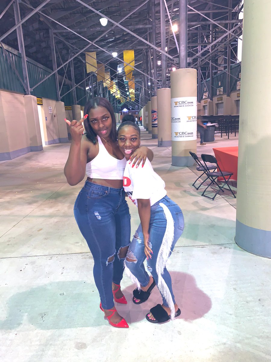 _macknificient's tweet image. We can’t help but compliment each other🤪🤩 #2Live