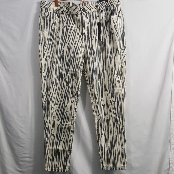 BeverlyLoflin's tweet photo. So good I had to share! Check out all the items I'm loving on @Poshmarkapp from @WallacemomJaime #poshmark #fashion #style #shopmycloset #nordstrom #lanebryant #levis: https://t.co/xwGOLCRGv7 https://t.co/gCyT896i4b