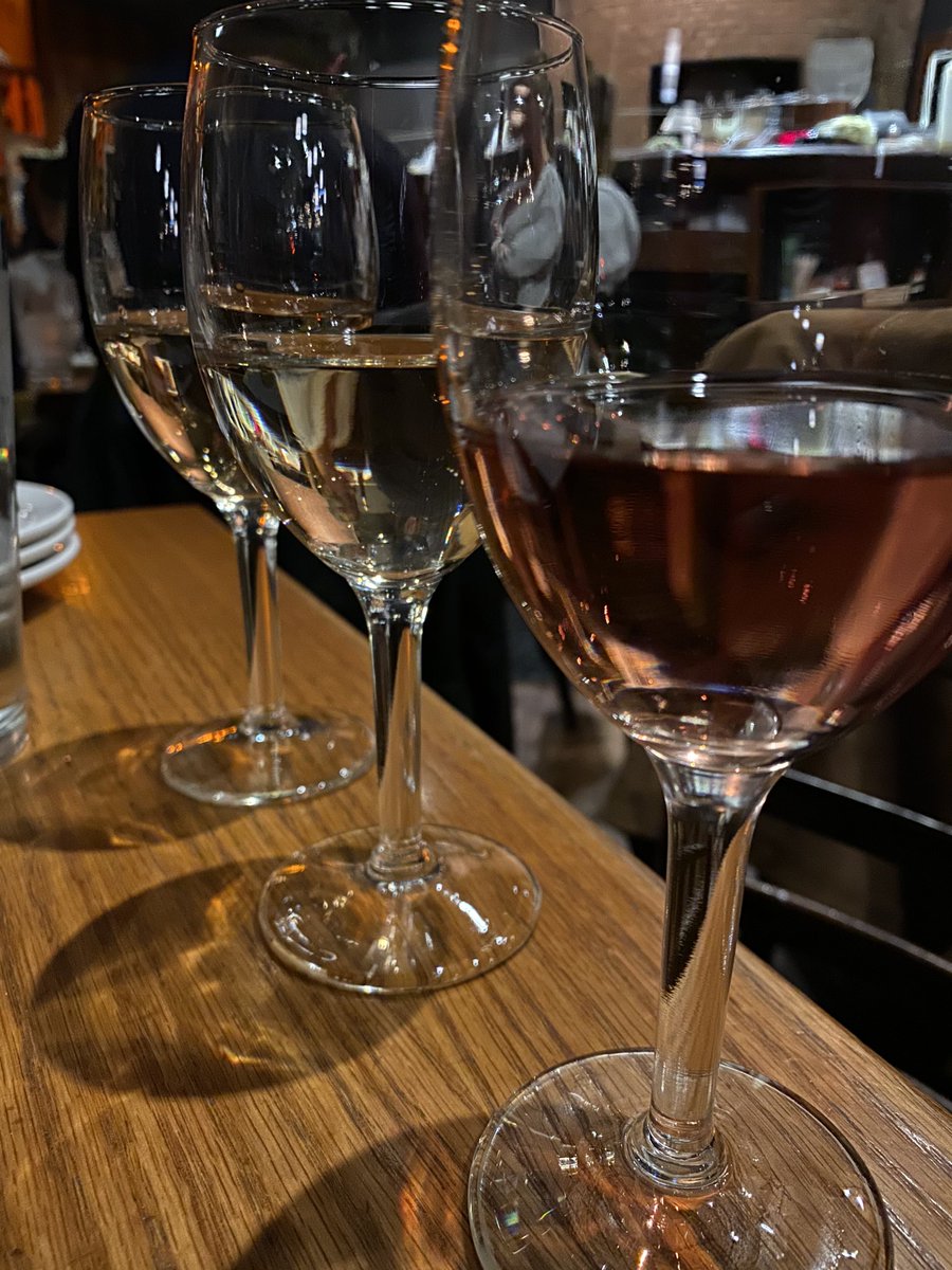 CarolSierra12's tweet photo. Have a #roseFlight at an undisclosed location 😂 @chicagobars https://t.co/IXczqoveHK