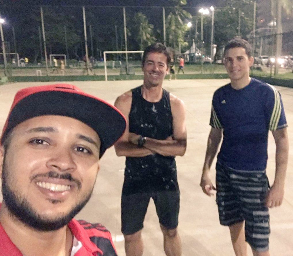 hugoleodds's tweet photo. "E não importa se difere no pensar, amigo sempre ao seu lado está." #RoleDeSabado #PraiaDeBoaViagem 🌴
#Recife https://t.co/PMk3MwLPqn