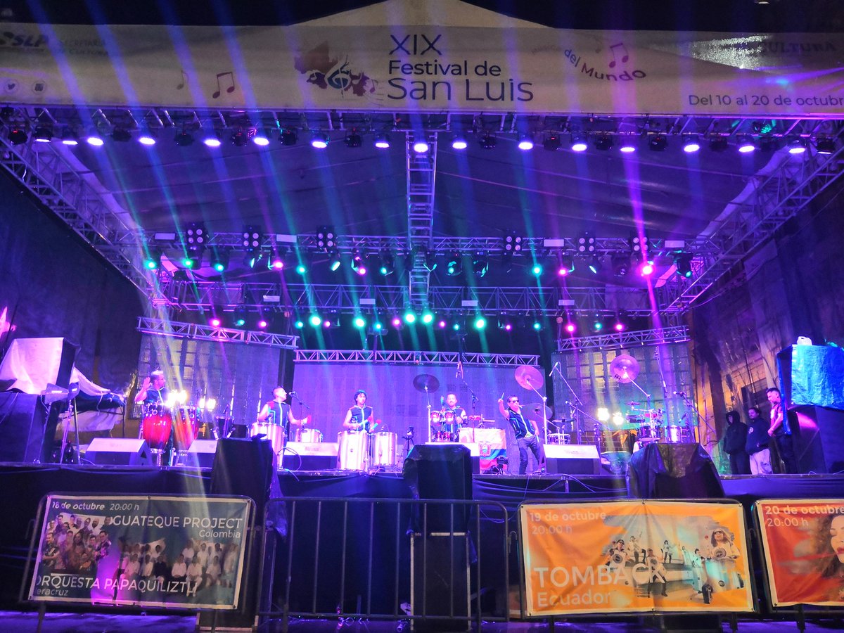 festivalsanluis's tweet photo. 🎼🎷 #AlMomento:
Y como ni la lluvia es capaz de detener #LaMúsicaDelMundo, llega @tomback_ec desde #Ecuador para llenar de energía y percusiones  nuestra noche en la Plaza del Carmen. 

#FestivalDeSanLuis
#CulturaViva
#SLP https://t.co/o23Z8ivAqB