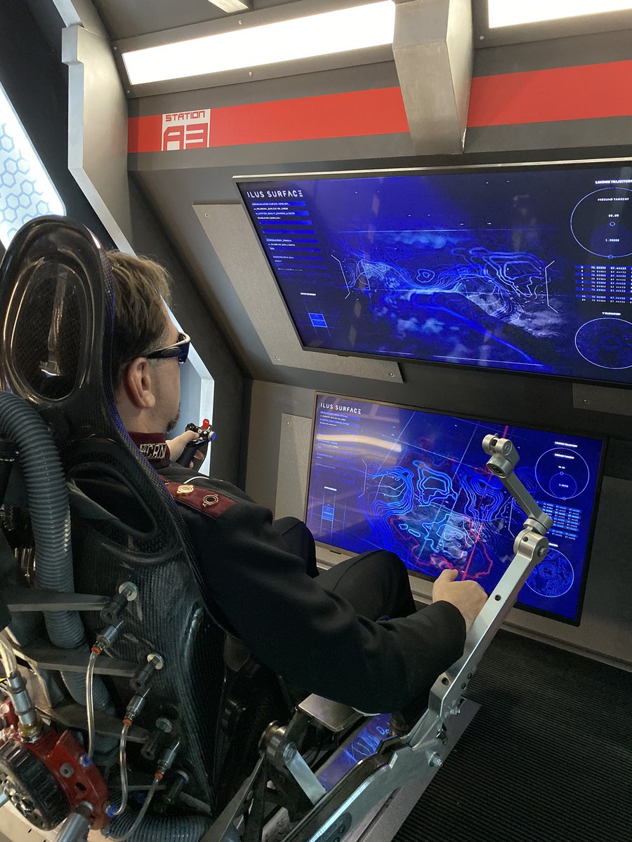Chucklaz's tweet photo. Admiral Duarte graciously recognizes #ExpanseCosplayWeek2019 (even though Mars still wants her ship back!!). #screamingfirehawks @theora666 #MCRN #TheExpanse https://t.co/OJUrkU1oNe