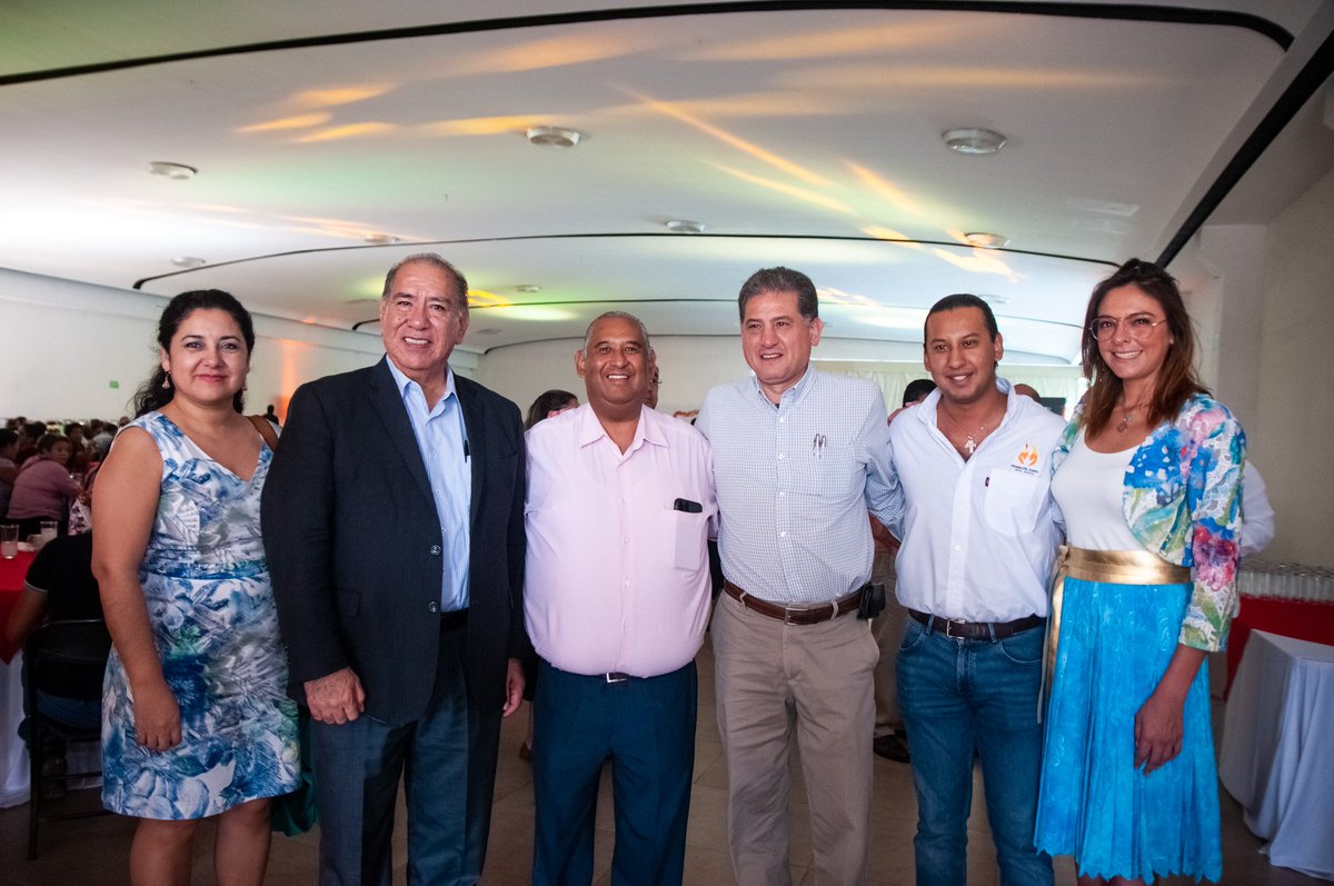 DAROaxaca's tweet photo. Con mucho gusto y acompañados de quienes forman parte de esta gran organización, este día llevamos a cabo el 55 Aniversario de la toma de protesta del comité ejecutivo estatal de la CROC Oaxaca. @yarithtannos @IsaiasSiCumple @CROC_Nacional https://t.co/1bDLx6qmf2