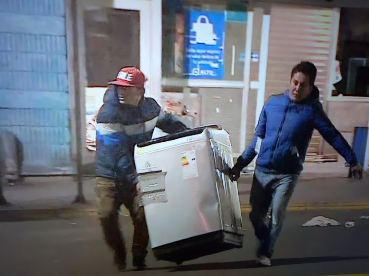 Estos dos manifestantes pacíficos se llevan una lavadora desde un Lider