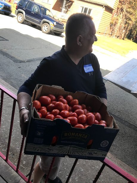 bbnatrona's tweet photo. Today marks the 1st anniversary of our Veggies for All program. Fitting that @412FoodRescue delivered produce in its Big Green Truck. 412 has been a supporter from day 1. There is such a tremendous need in this part of the county. #natrona #community https://t.co/ilReqooBQW