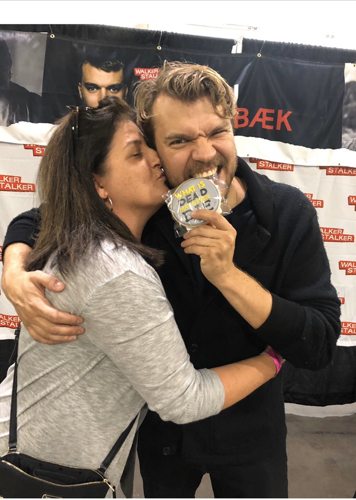 BombshellCupca's tweet photo. Hey friends❤️ #WalkerStalkerCon #WalkerStalker #WalkerStalkerATL Come see us Sunday! SUPPORT YOUR VENDORS ❤️ We have cookies and smiles for all AND free hugs! @Cudlitz @PilouAsbaek @AustinNichols https://t.co/qrgLoYrmXr