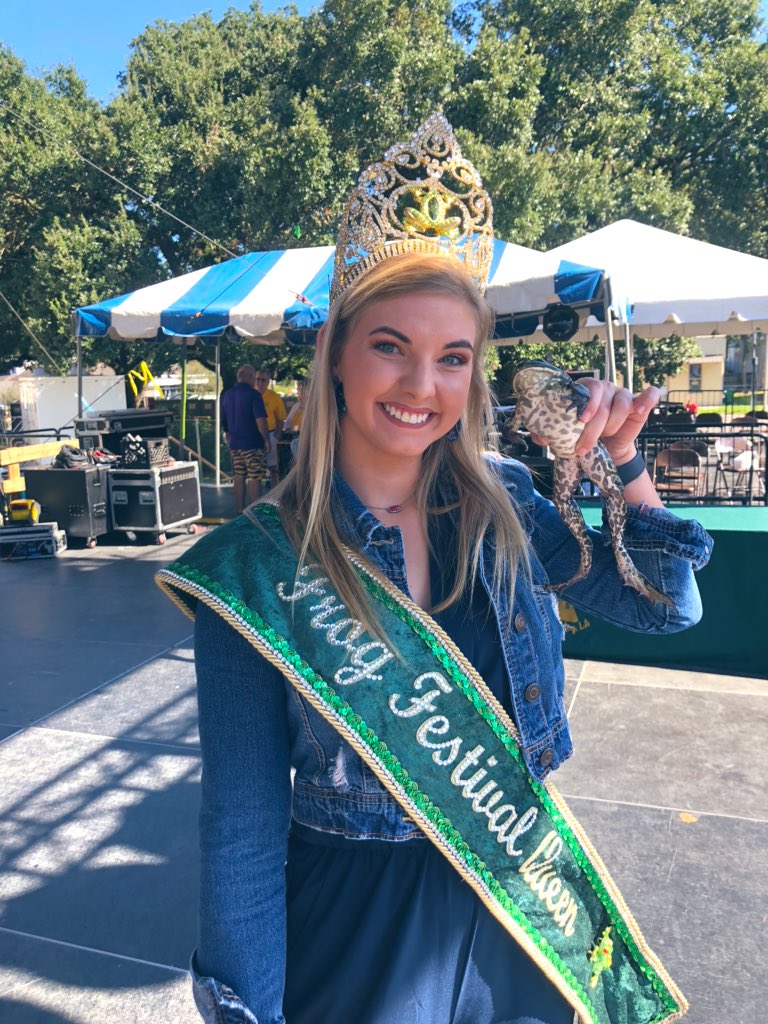 KennidyPeavy's tweet photo. reppin the frog fest, at rice fest?? whatta nice life 🤩 💚🌾 https://t.co/QfdKgd81Ql