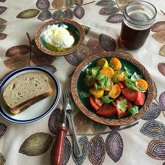 ChefJDKammes's tweet photo. Sometimes simple is best 😋Heirloom tomatoes, basil, good olive oil and Maldon salt. Along with burrata and sourdough bread #simpleisbest #heirloomtomatoes #maldonsalt #simpledinner #burrata #culinary #napavalley #winecountry #food #foodie #california… https://t.co/Ve1hcWjnIM https://t.co/SndMW5P8i2